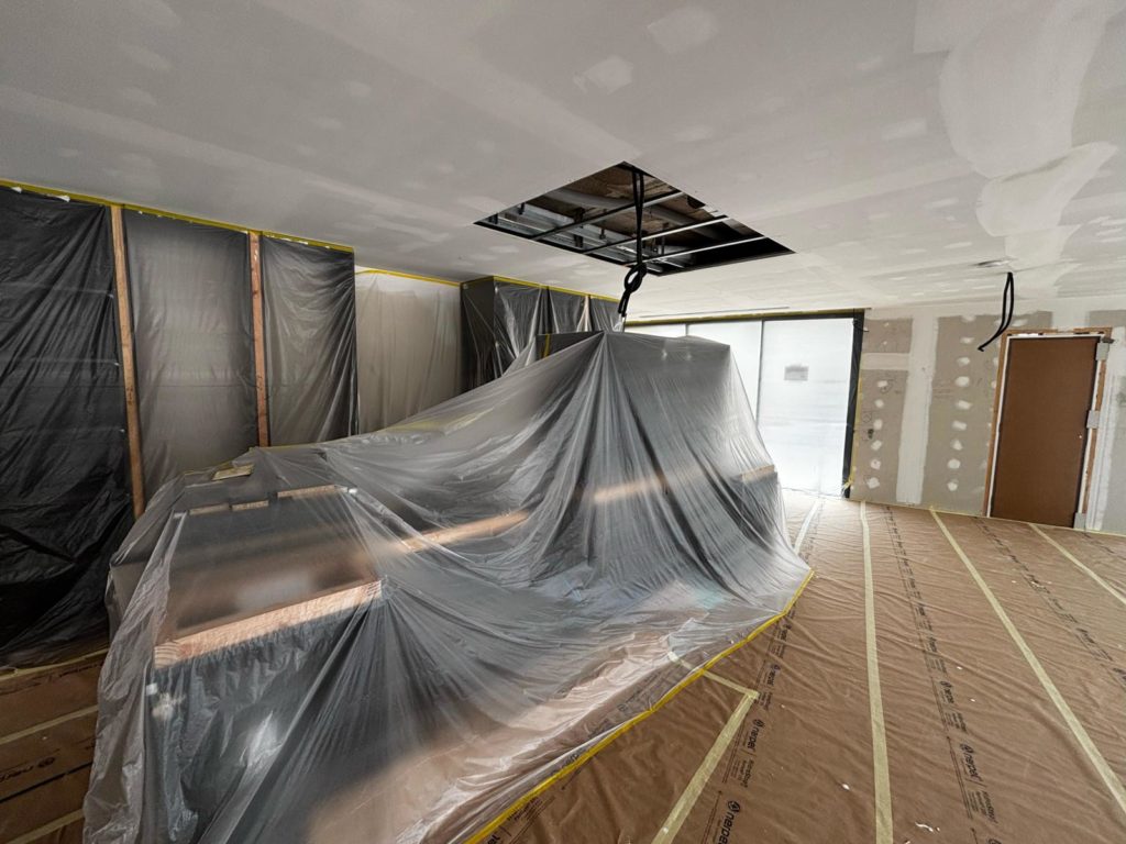 Habitación grande envuelta en plástico, de nuevo.