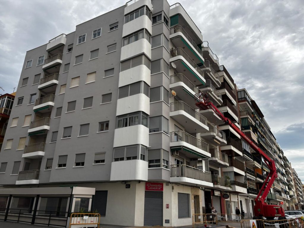 Edificios recién pintados en Burriana.