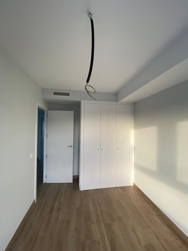 Habitación pequeña de color blanco en Burriana.