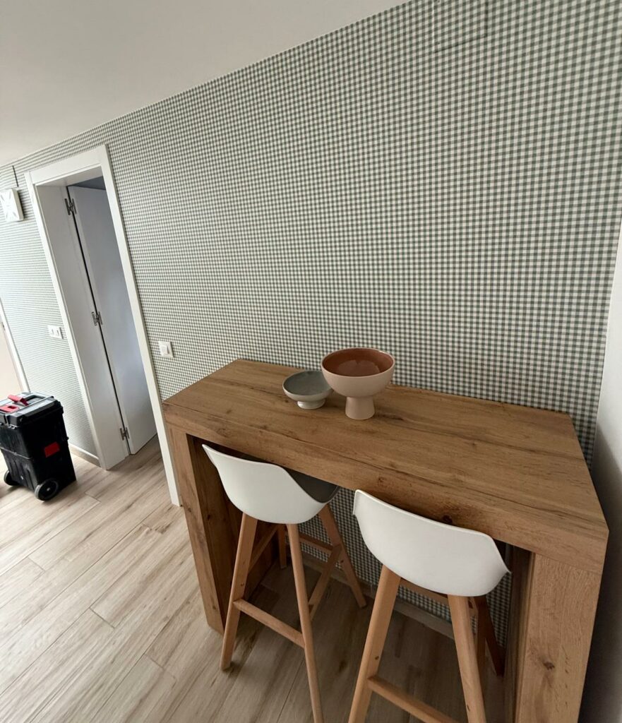 Habitación con papel pintado a cuadros.