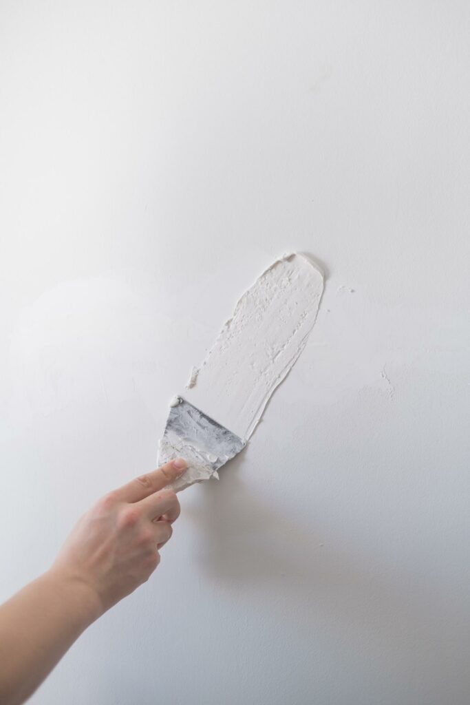 Especialista alisando pared blanca en Burriana.