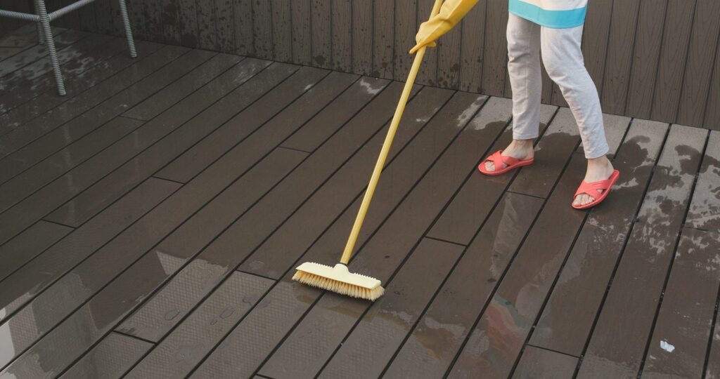 Especialista limpiando una terraza en Burriana.