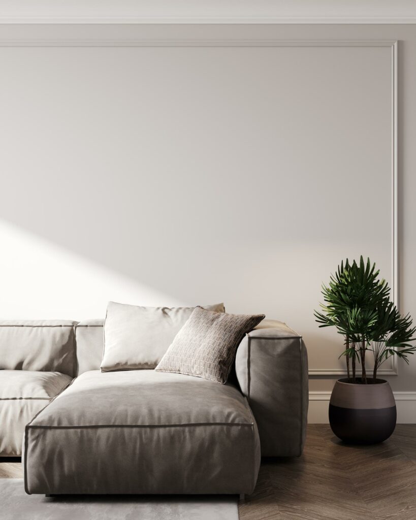 Habitación con sofá después de retirar el gotelé en Burriana.