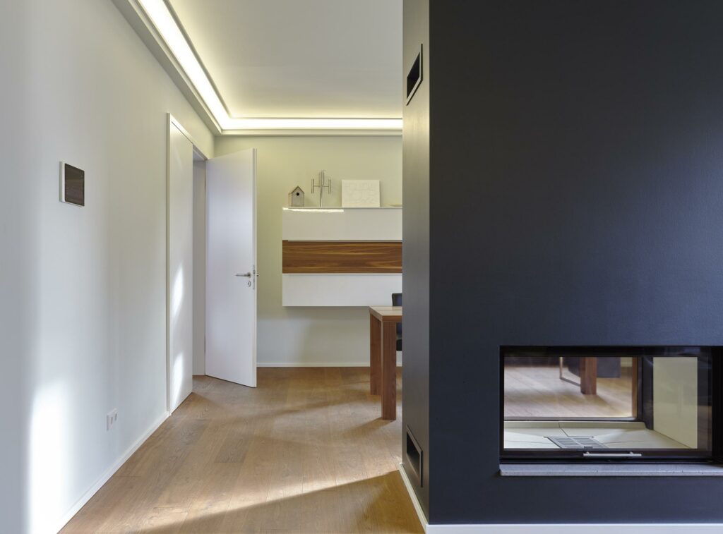 Renovación de habitación con contraste blanco y oscuro tras eliminar el gotelé en Burriana.