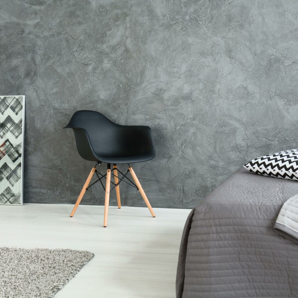 Pared lisa modernizada tras retirar el gotelé en Burriana.