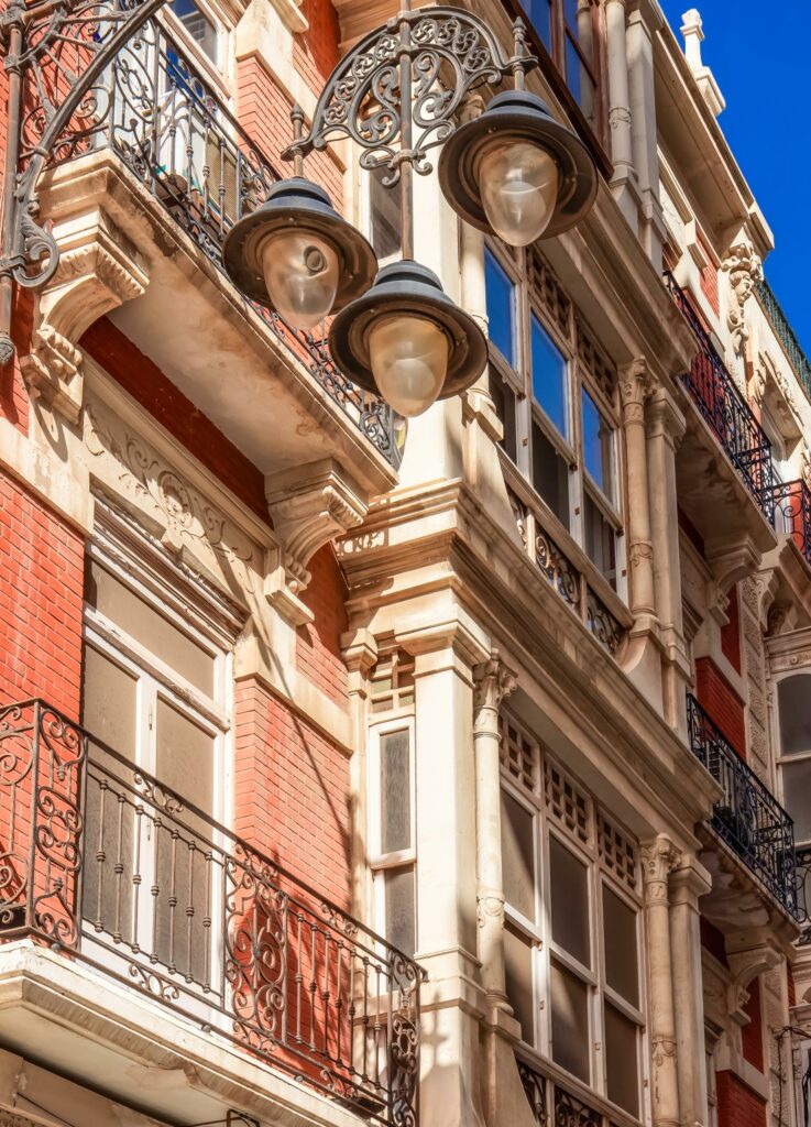 un vistazo con fachadas antiguas en la calle