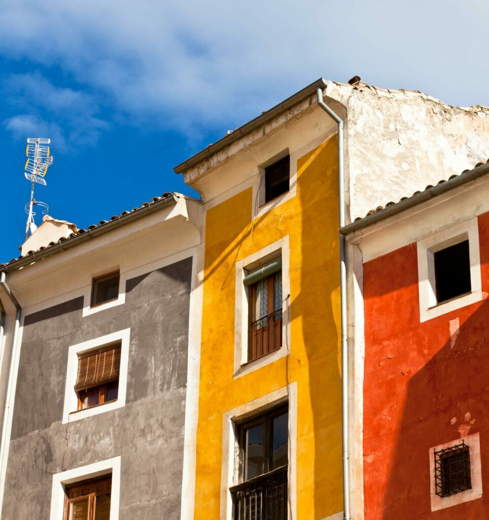 fachadas coloridas y antiguas de las casas