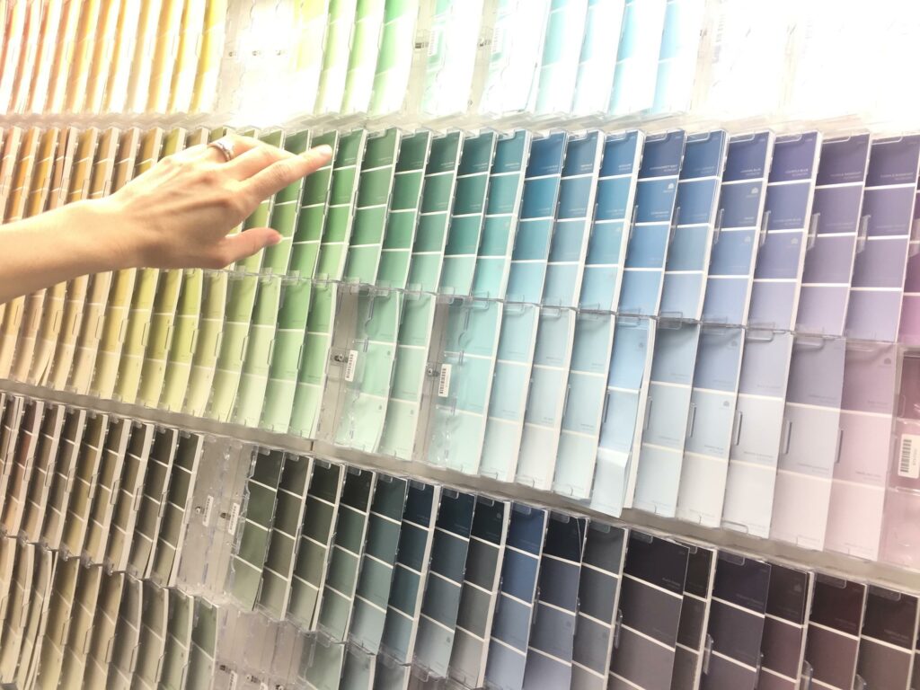 Especialista buscando la pintura adecuada para la pared en Burriana.