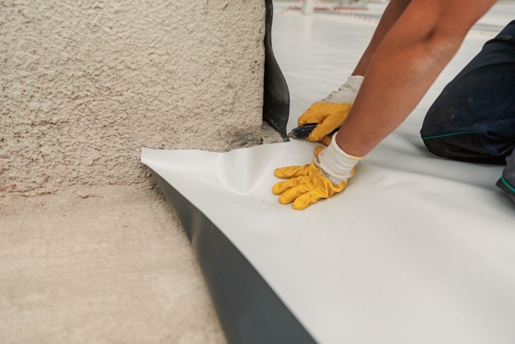 trabajador especializado montaje membranas pvc