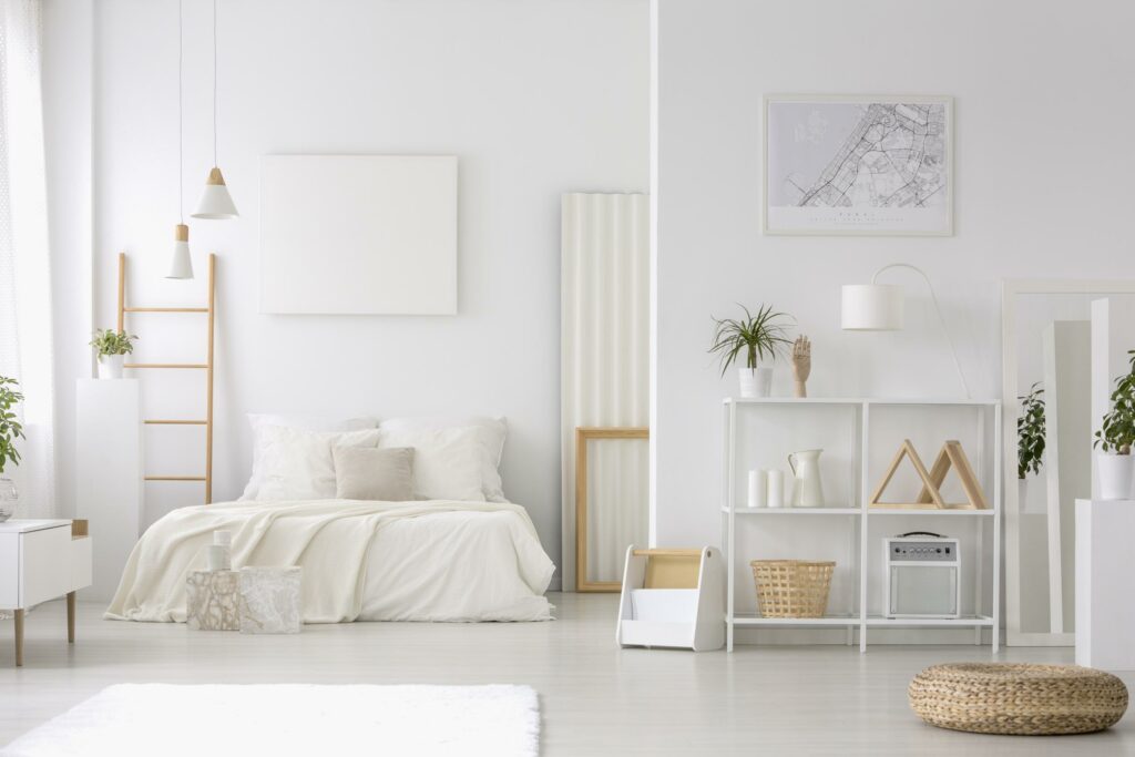 Habitación blanca iluminada en Burriana.