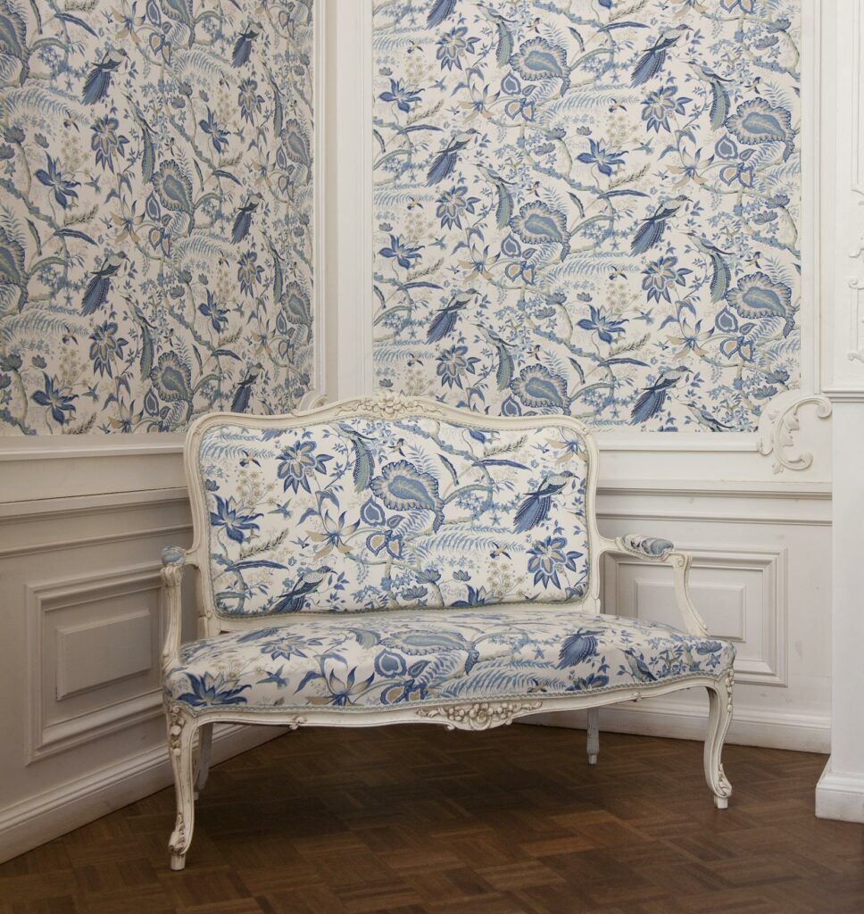 Habitación con papel pintado vintage en Burriana.