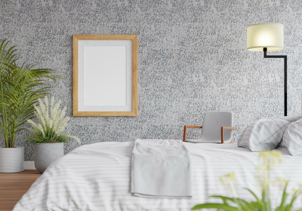 Dormitorio con papel pintado texturizado en Burriana.