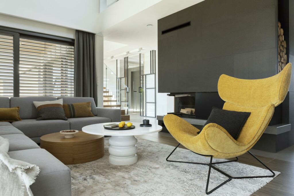 Habitación oscura con silla color mostaza en Burriana.
