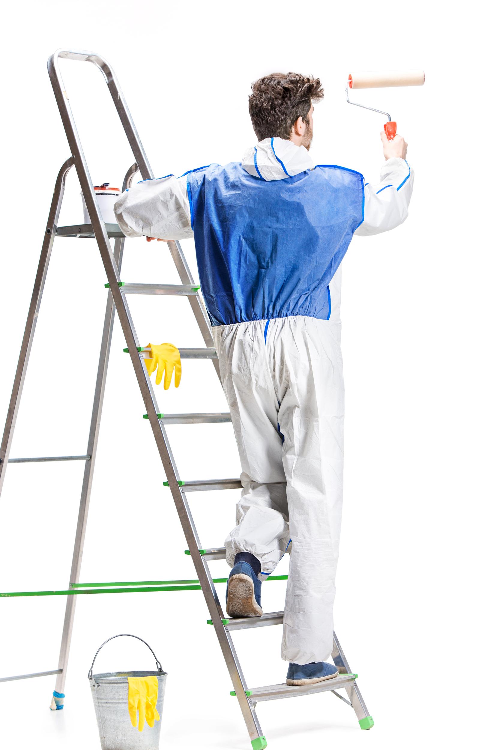 Especialista pintando fachada siendo obra menor en Burriana.