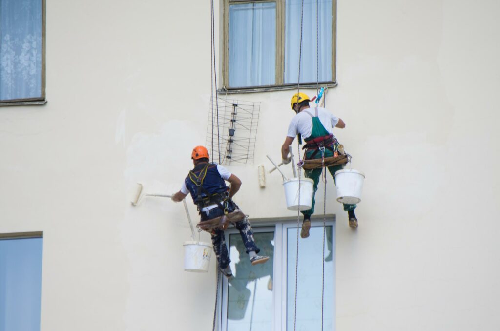 Especialistas pintando la fachada en Burriana.