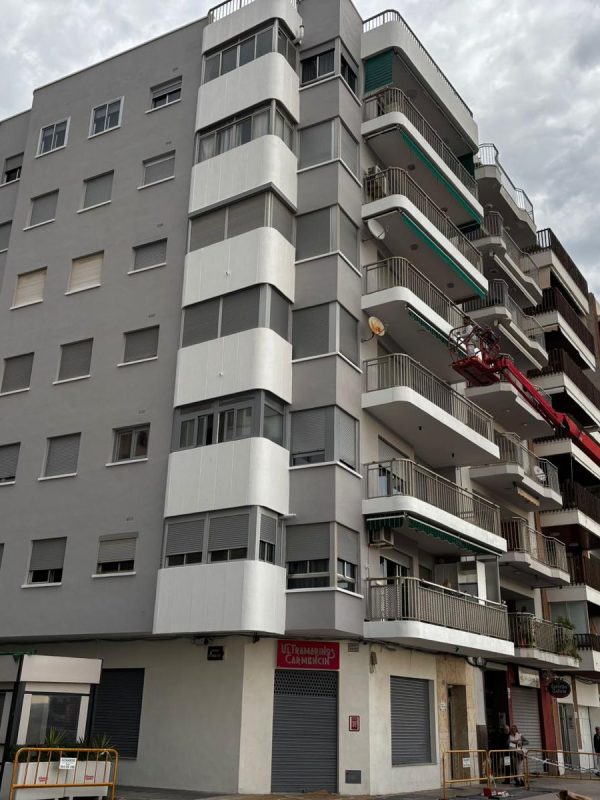 Edificios recién pintados en Burriana.