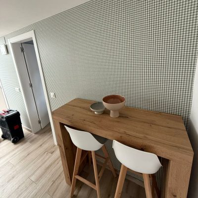 Habitación con papel pintado a cuadros.