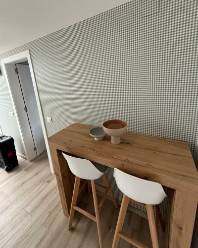 Habitación con papel pintado a cuadros.