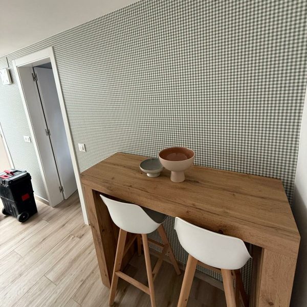 Habitación con papel pintado a cuadros.