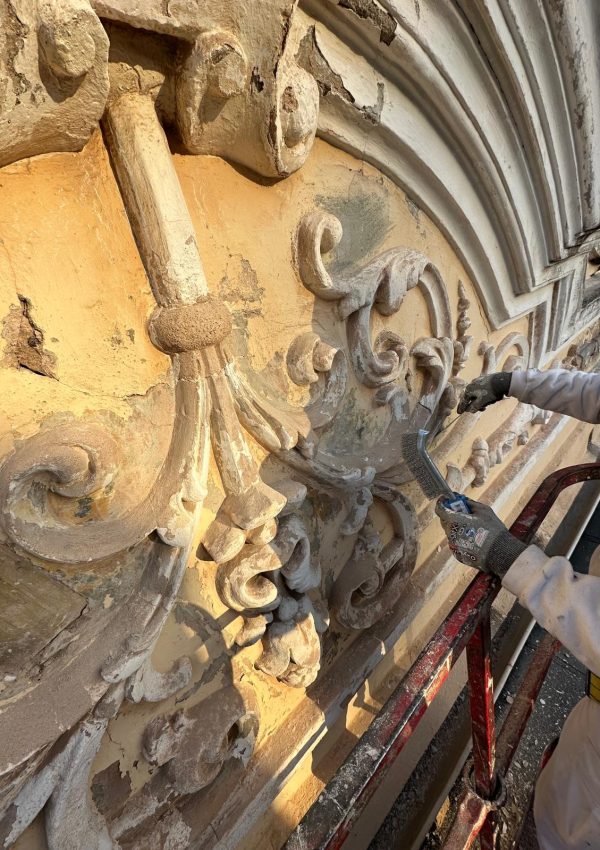 Reparando pared antigua agrietada en Burriana.