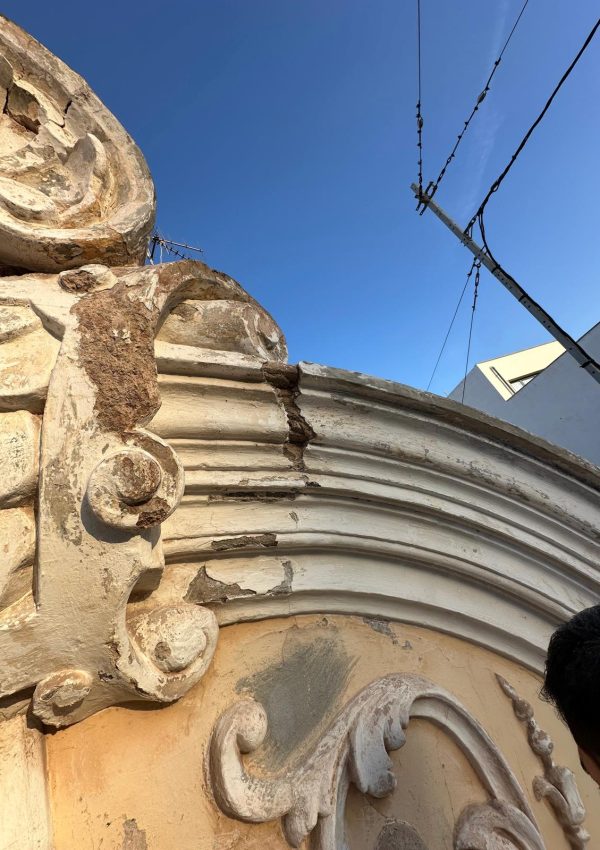 Restaurando edificio antiguo agrietado de nuevo.